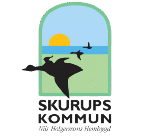 Skurups kommun logotyp med siluett av flygande gäss, sol över landskap i bågformat fönster – Nils Holgerssons hembygd.